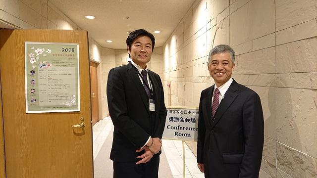 范・副主任委員 (右)と李世丙・処長(左) 