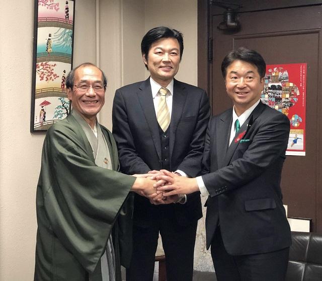 李処長（中央）、門川市長（左）及び寺田議長（右）