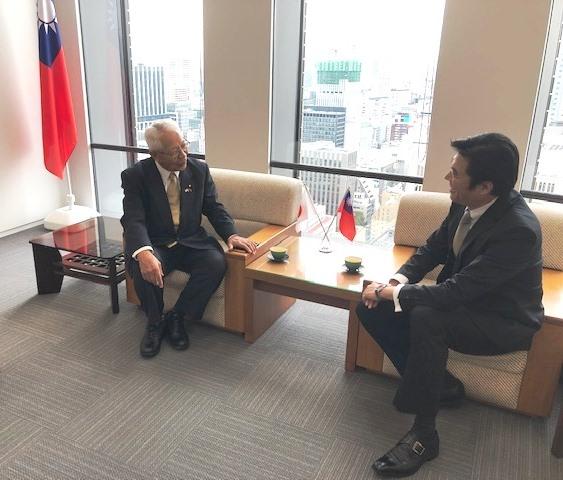 李世丙処長（右）と永野孝男・前大阪府議会日華親善議員連盟会長の会談の様子