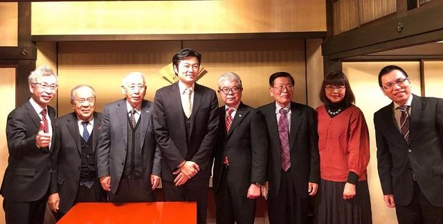 李世丙処長（左4）と川村会長(右4)等の集合写真