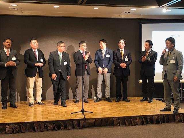 藤田会長（右）が名古屋市議会議員一同を紹介