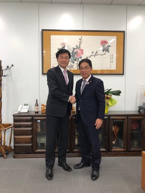 李処長（左）と平谷市長（右）