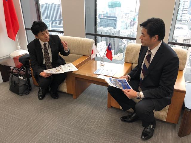 李処長(右)と戸梶事務局長(左)の会談