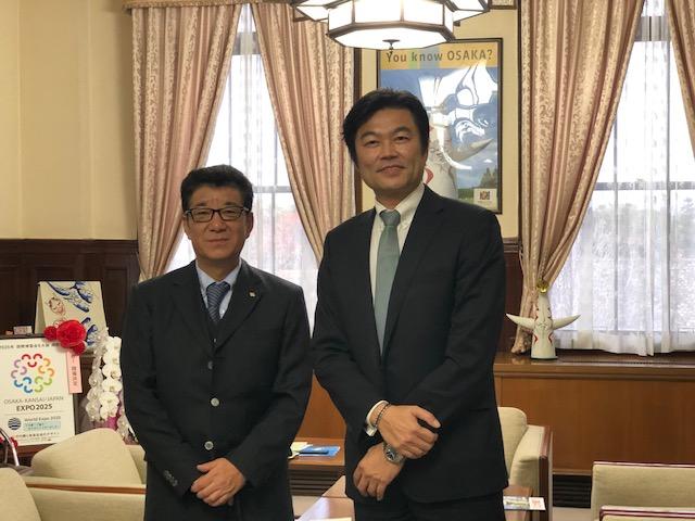 李処長（右）と松井知事（左）