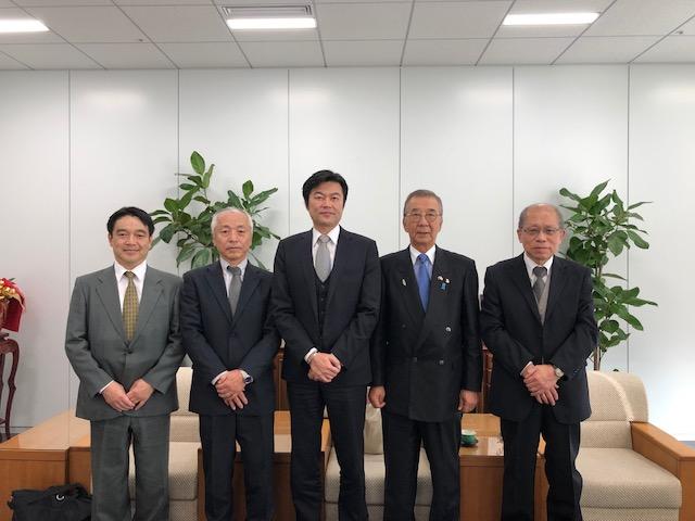 李処長（中央）と辻井支部長（右2）らの集合写真