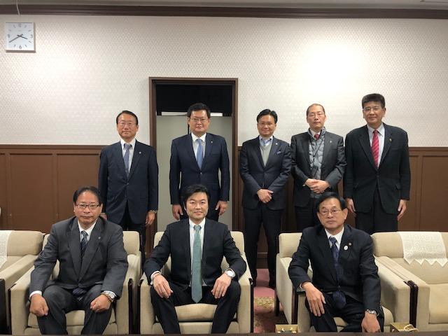 李処長（前中央）、岩木議長（前左）、松本利明・大阪府議会日華親善議員連盟会長（前右）及び議員一同