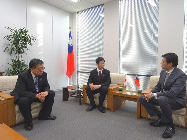 李処長(右)と田中一裕・香川県大阪事務所長(中央)及び大渕直也・同県大阪事務所次長(左)の会談の様子