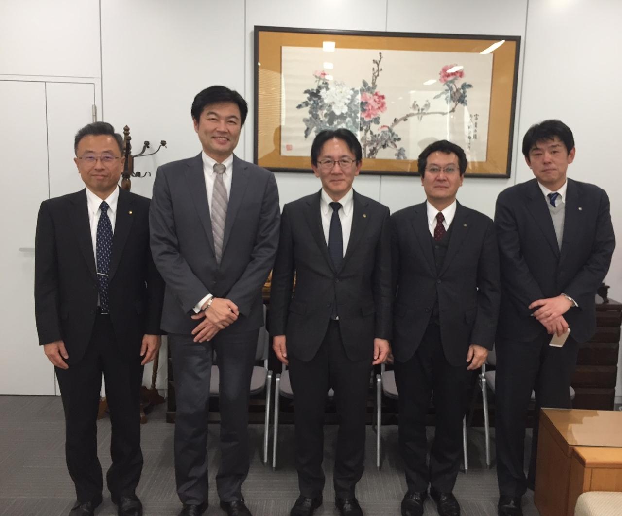 李処長(左2)、 上門社長(中央)