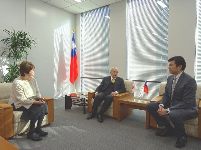李処長(右)が四方修・大阪日華親善会理事長(中央)及び岸田妃佐香・同事務局長(左)の訪問を受ける