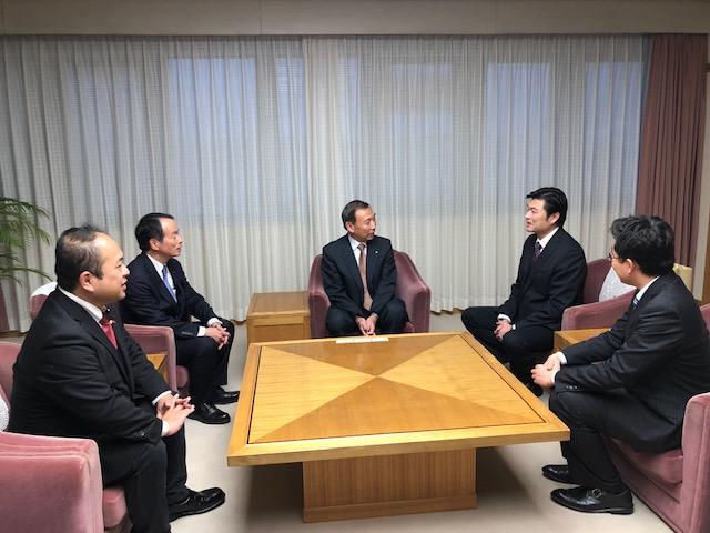 李処長（右2）と山中市長（中央）、田原会長（左2）、寺前副会長（左1） 