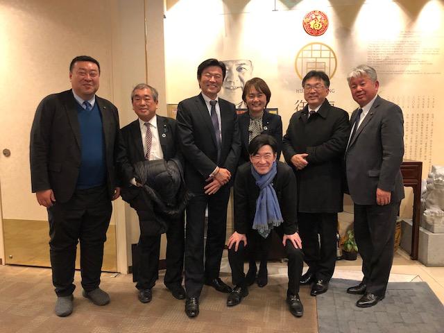 李処長（後列左3）、北野妙子・議員（後列右3）、川嶋広稔・議員（後列右2）、多賀谷俊史・議員（後列右1）、黒田當士・議員（後列左2）、太田晶也・議員（後列左1）、永井啓介・議員（前列）ら議員