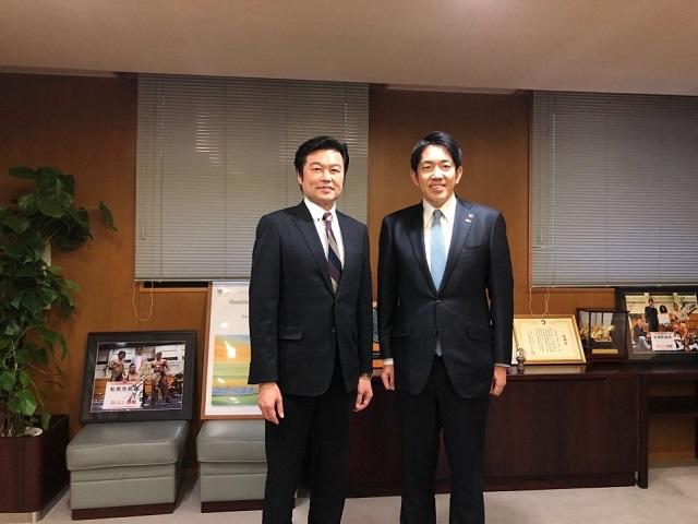 李処長（左）、澤井市長（右）