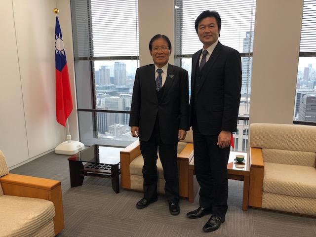 李処長（右）と山口治太郎・福井県美浜町長（左）