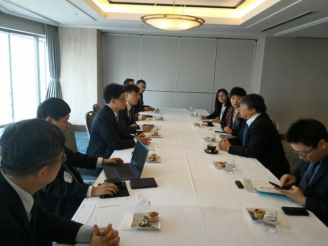 1.謝達斌・科技部政務次長(左3)、澤芳樹・大阪大学教授(右2)および林世嘉・台湾医界連盟基金会執行長(右3)の会談の様子 