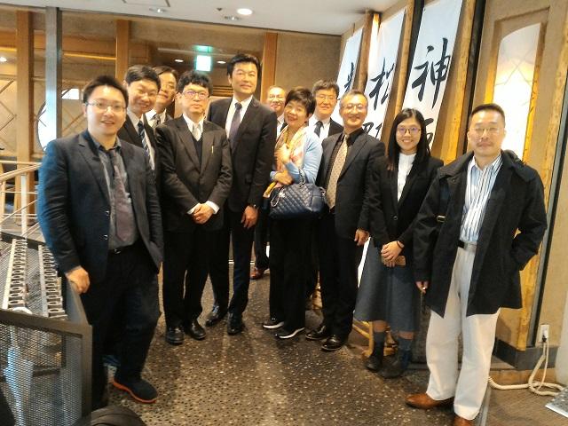 2.李世丙・駐大阪弁事処長(左5)、謝達斌・科技部政務次長(左4)、林世嘉・台湾医界連盟基金会執行長(右5)ら訪日団の集合写真 