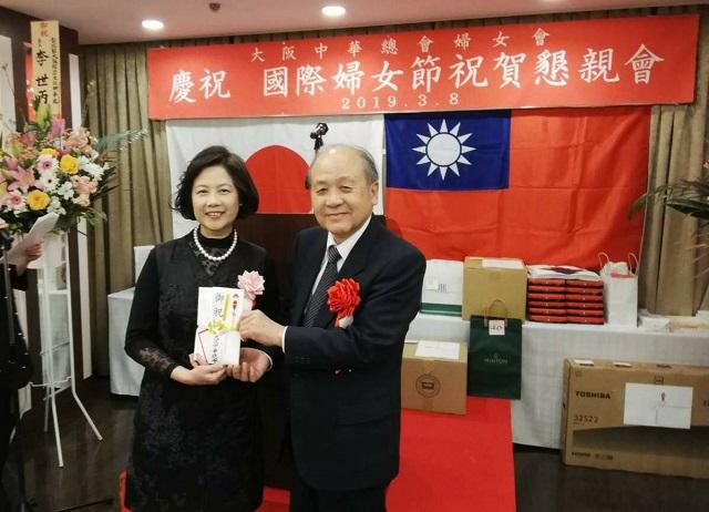 3.洪勝信・大阪中華総会会長（右1）が婦女会に寄付金を贈呈