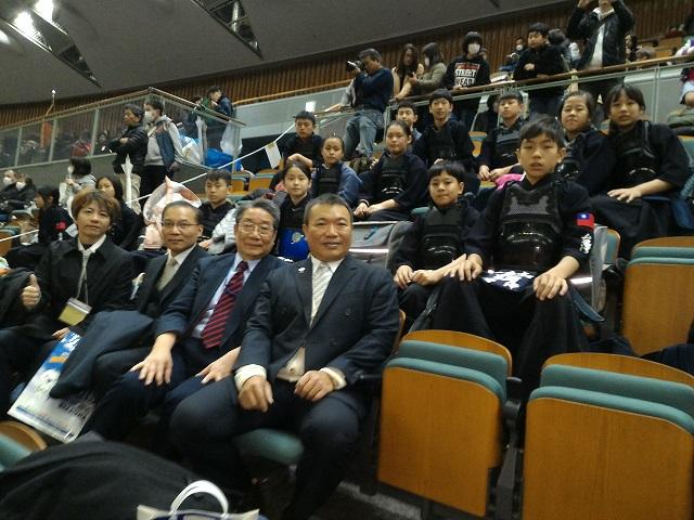 2.張永賢・駐大阪弁事処副処長(前列右3)と我が国の少年剣道代表チーム 