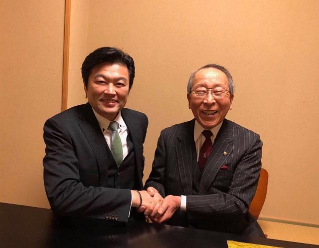 李処長（左）、冨田健二会長（右）