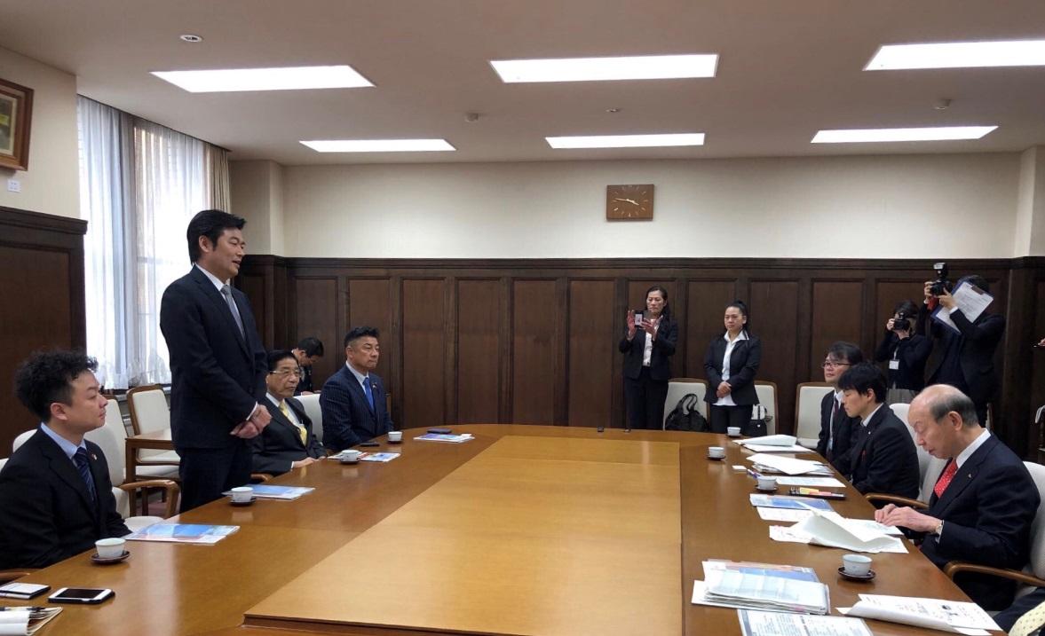 1.李処長（左2）が石井隆一・富山県知事（右1）を訪問
