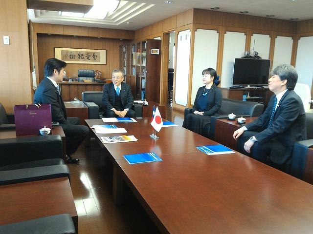 1.李世丙・駐大阪弁事処長(左1)、西尾章治郎・大阪大学総長(中央)、大谷順子・教授(右2)、河原源太・副校長(右1)の会談の様子