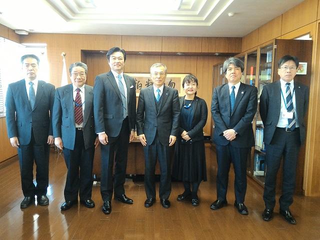 2.李世丙・駐大阪弁事処長 (左3)、西尾章治郎・大阪大学総長(中央)、大谷順子・教授(右3)、河原源太・副校長(右2)らの集合写真