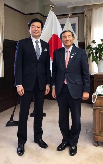 李処長（左）が仁坂吉伸・和歌山県知事（右）を訪問