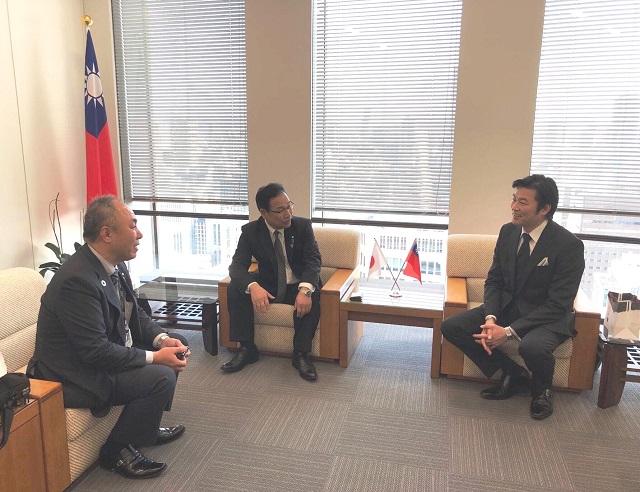 李世丙・駐大阪弁事処長（右）が戶嶋秀樹・福井県美浜町長（中央）および今安宏行・同町商工観光課長（左）の訪問を受ける