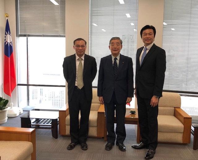 李処長（右）および張永賢副処長（左）と奧野信亮眾議員（中央）の集合写真