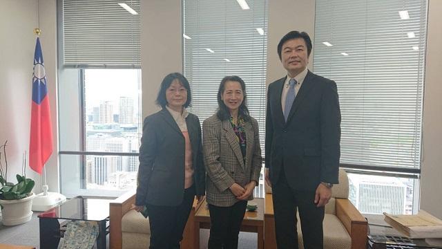 李処長(右)と伊藤みどり・関西生命線代表(中央)が記念撮影