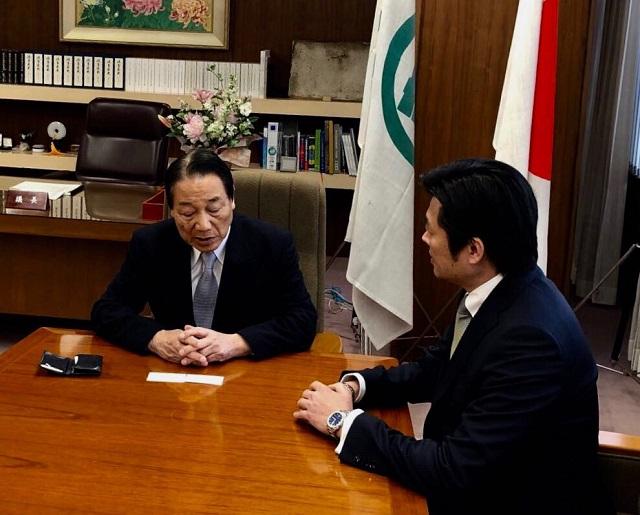 李処長（右）と尾藤議長（左）の会談の様子