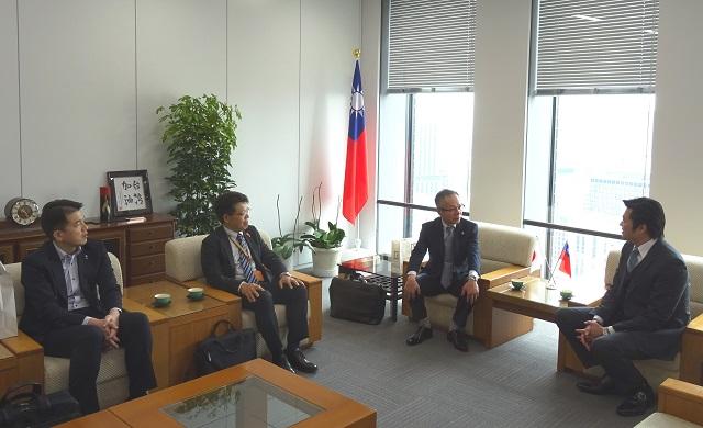 李世丙・処長(右1) 、黒瀬満明・愛媛県観光物産協会専務理事(右2) 、鵜久森貴之・同会專門員(左1)および鶴村幸弘・愛媛県大阪事務所所長(左2) らが会談