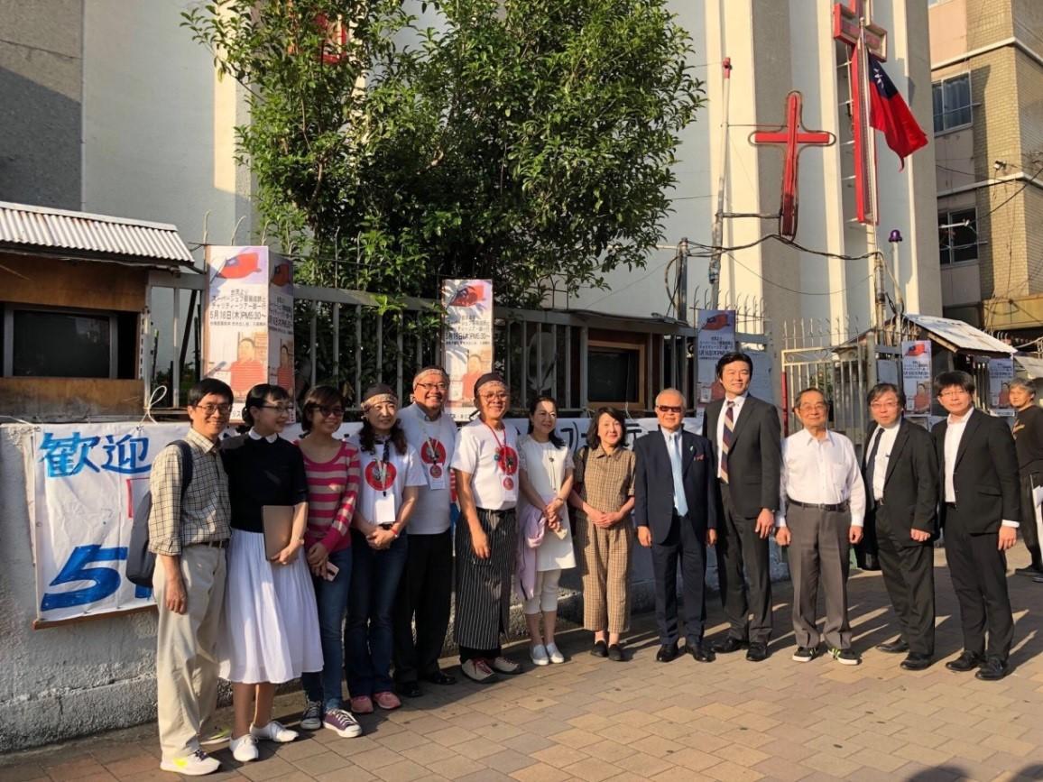 李処長(右4)、蔡瑞成・台南總舖師 (左6)、陳天隆・日本台南市後援会会長(右5)、張種德・大阪台湾同郷会名誉会長(右3)、林壽美子・副会長(右6)および周月娥・神戸華僑総会理事(中央)ら僑領の集合写真