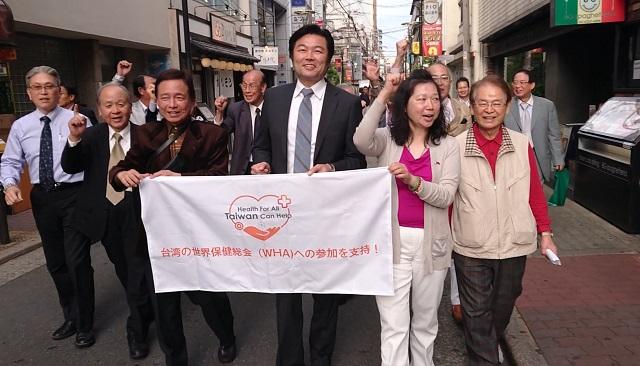 李処長と華僑界のトップらが「台湾とともに」と声を上げ、台湾のWHAの参加への支持を呼びかけ街を練り歩いた