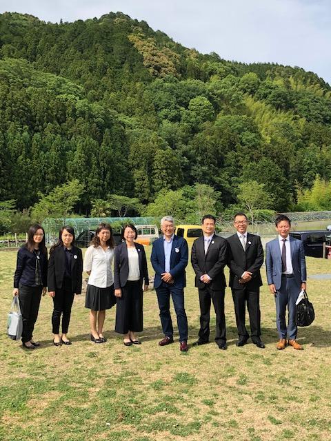 郭副主任委員（左4）一行と大南信也・グリーンバレー理事（右4）が記念撮影