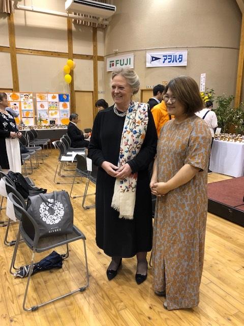 柯亜さん（右）と大会主催者であるジェーン・ヘーゼル・マコッシュさん（左）