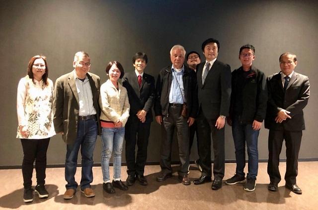 李処長(右3)、張永賢・副処長(右1)、姚嘉文・総統府資政(中央)、島田智明・大阪府河內長野市長(左4)らの記念撮影