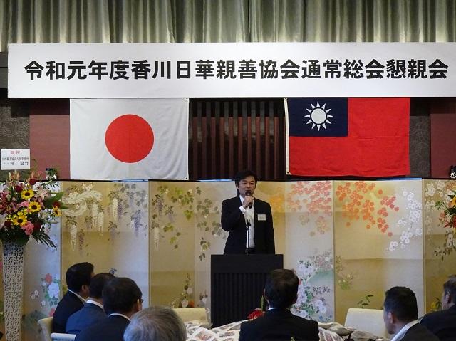 挨拶する李処長