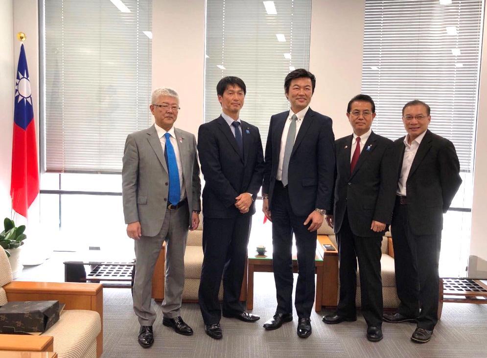 李処長（中央）、張永賢副処長（右1）が井上直樹議長（左2）、遠藤富士雄・和歌山市議会日台友好議員連盟会長（右2）および中野光進・同議会事務局局長（左1）と記念撮影