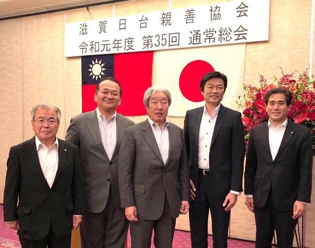 李処長（右2）、宇野治・前衆議院議員 （中央）、宮本和宏・滋賀県守山市長（右1）、野村昌弘・栗東市長（左2）、藤田啓仁・栗東市議会議長（左1）