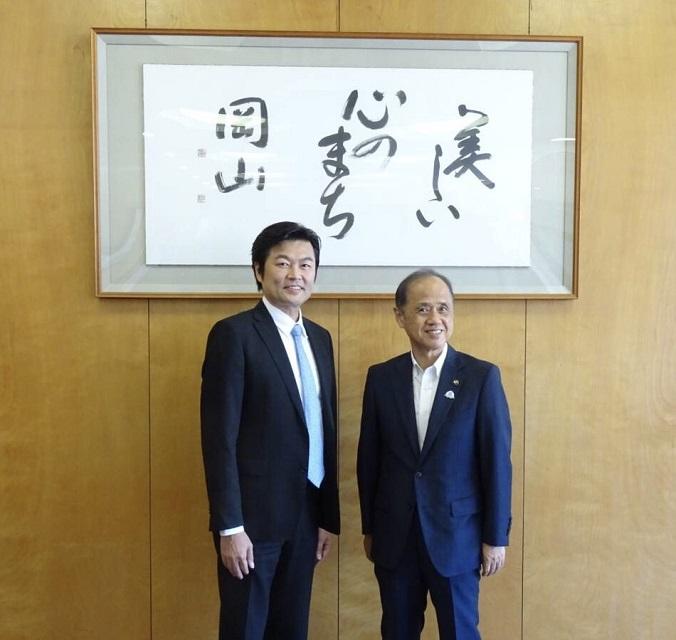 李処長、大森雅夫・岡山市長(右)