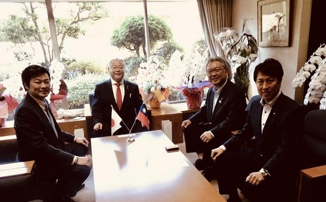 李処長が浦上雅彦・市議会議長 (左2) 、松田安義・副議長(右2)、「岡山巿‧新竹市友好都市議員連盟」二嶋宣人・会長(右1)と会談