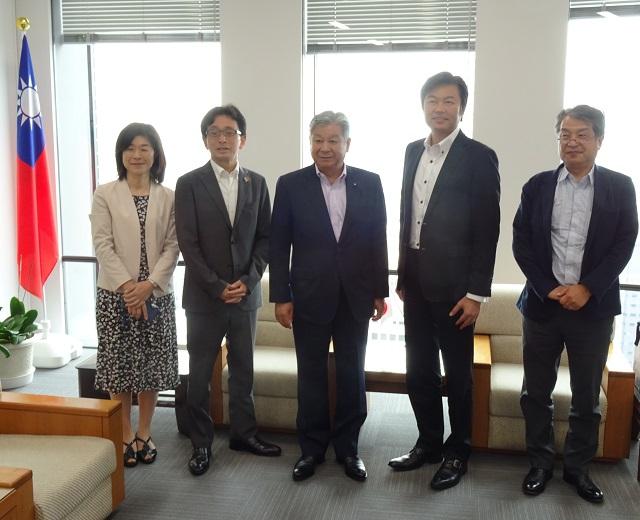 李処長（右2）と藤縄喜和・鳥取県議会議長（中央）、門脇誠司・ 鳥取県観光交流局局長（左2）、遠藤俊樹・交流推進課課長（右1）および中原美由紀・鳥取県関西本部本部長（左1）らの記念撮影