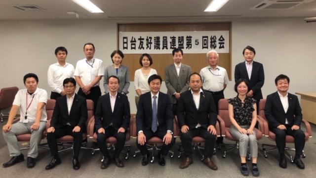 李処長（前列中央）と中島健一議長、田原会長（左3）、寺前尊文副会長（右3）および議員連盟会員の記念撮影