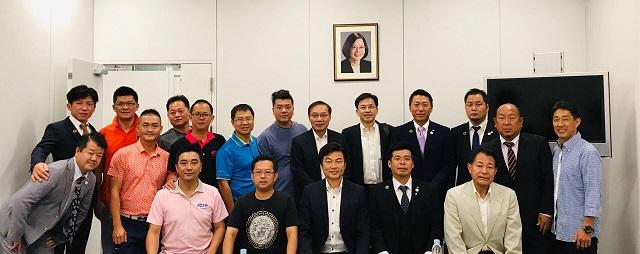 李処長(中央)、黃会長(左2)、花田純一理事長(右2）