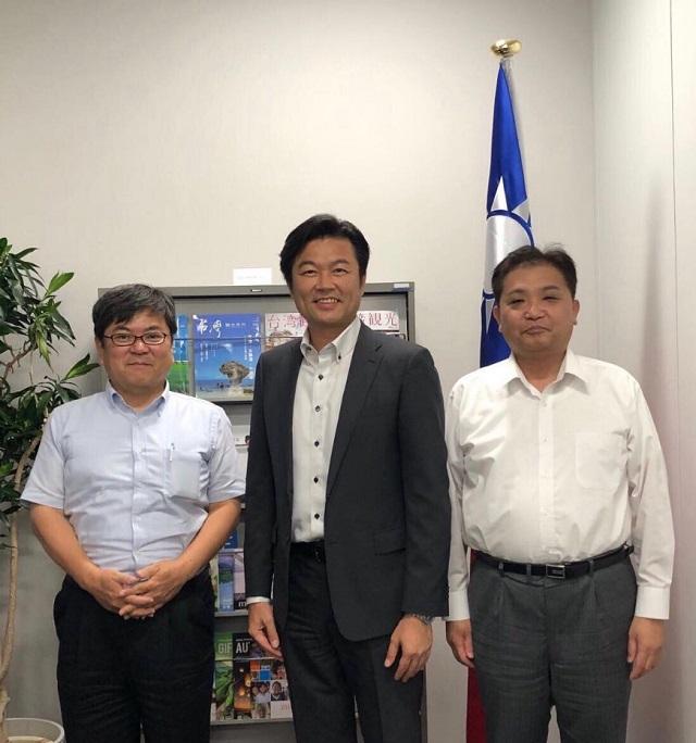 李処長（中央）と太田副市長（右）および坂野部長（左）