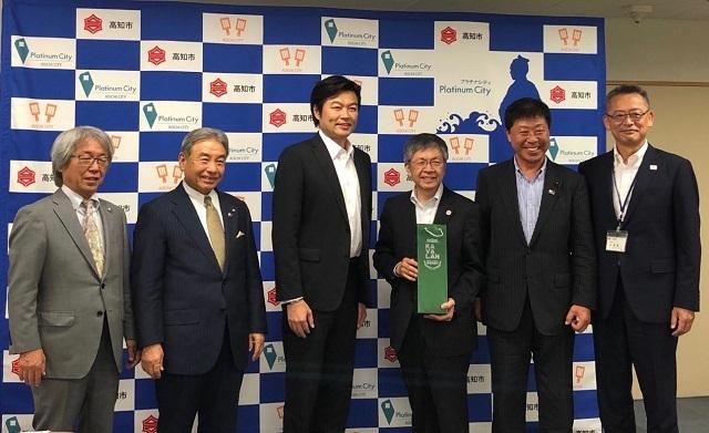 李処長（左3）と岡崎市長（右3）、「高知県日台親善協会」有田憲一会長（左2）、平山昌信副会長（左1）および「高知県議会日台友好議員連盟」森田英二会長（右2）らの記念撮影