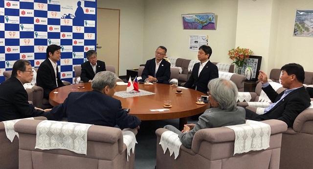 李処長（左2）と岡崎誠也・高知市長（左3）らの会談の様子