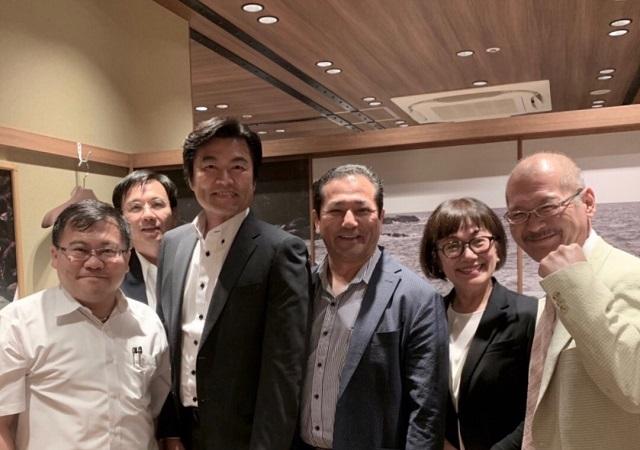 李処長（左3）、濵渦所長（右1）、林所長（左2）、平野代表（右3）および陳代表（左1）らの記念撮影