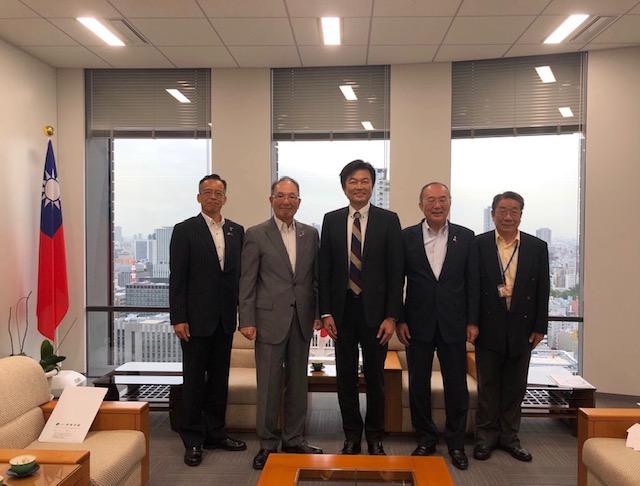 李処長（中央）、羅国隆課長（右1）と久禮理事長（左2）らの集合写真