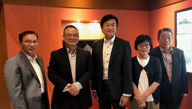 李処長(中央)、蕭次長(左2)、王淑芳・台湾文化センター主任(右2)、張副処長(左1)、羅国隆課長(右1)